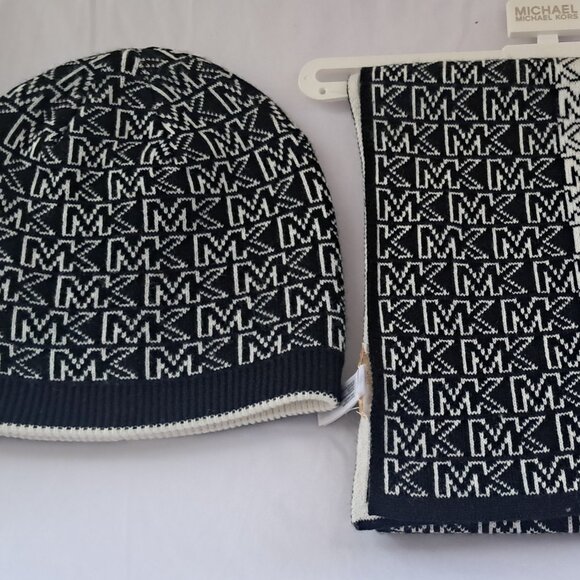 Michael Kors Monogram Logo  Reversible  Scarf and Hat Set. BNWT main image 10